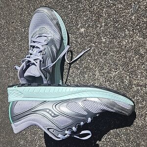 Saucony sneakers sz 9